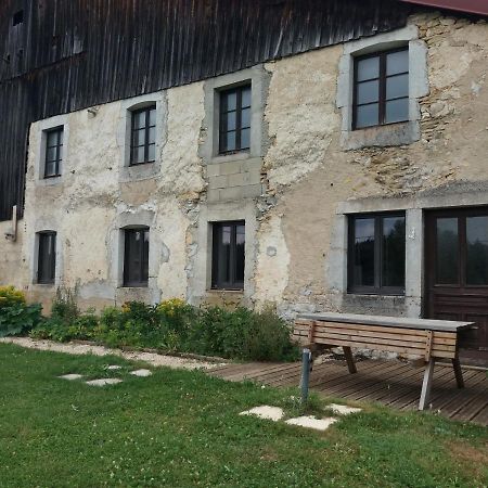Appartement Meuble Agreable Au Coeur Du Massif Du Jura Malpas Exterior photo